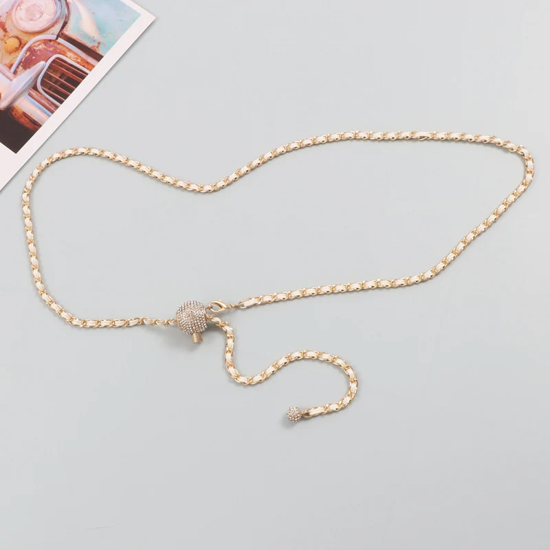Metalen diamant bal gevlochten en leren taille ketting riem, accentueert de taille, stijlvol accessoire, perfect voor een modieuze look