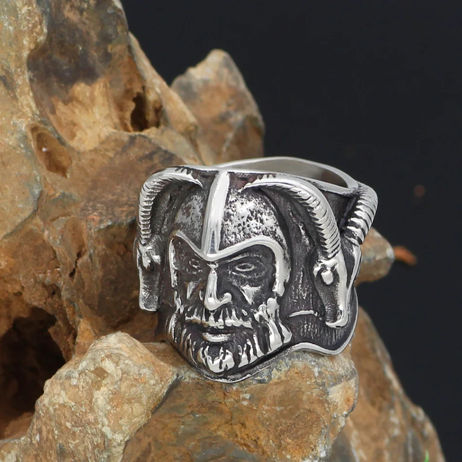 Bague tête de mouton viking en acier inoxydable, mode européenne et américaine, un bijou audacieux pour affirmer votre style et personnalité.