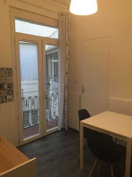 Location meublée appartement 1 pièce 21 m² à Nimes (30000), 380 €