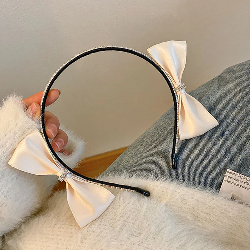 Nouveau serre-tête perle blanc lait style rétro français. Élégance intemporelle pour sublimer vos coiffures, accessoire de mode idéal.