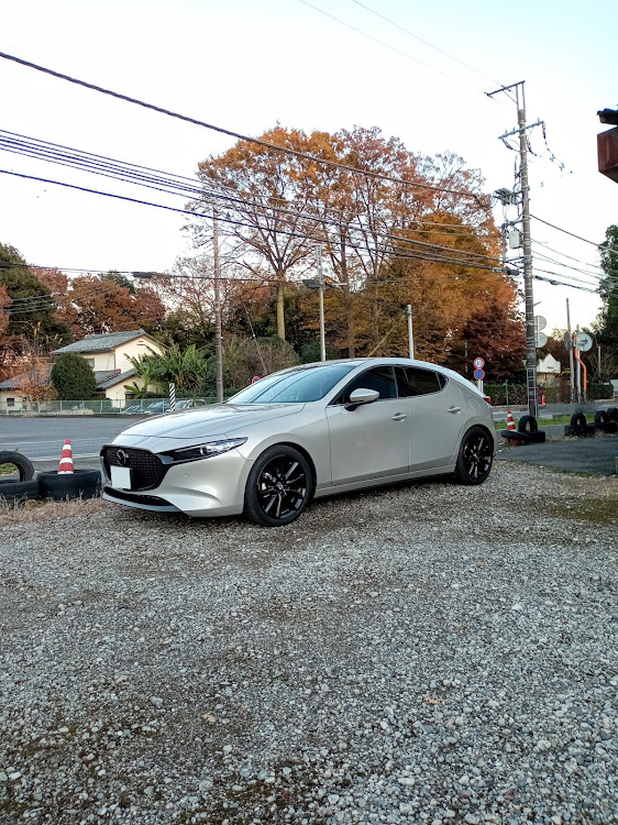 MAZDA3の12月もよろしくお願いします・紅葉ドライブ🍁・秘密基地でゴソゴソに関するカスタム事例の投稿画像6枚目