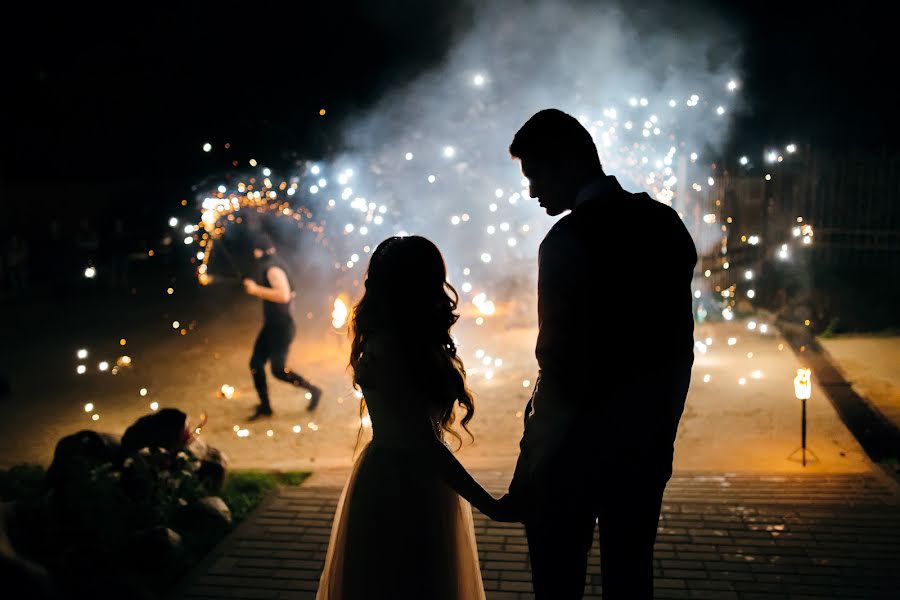 Fotógrafo de casamento Yuriy Kuzmin (kuzminproduction). Foto de 27 de setembro 2017