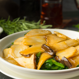 King Mushroom with Young Bean Leaves