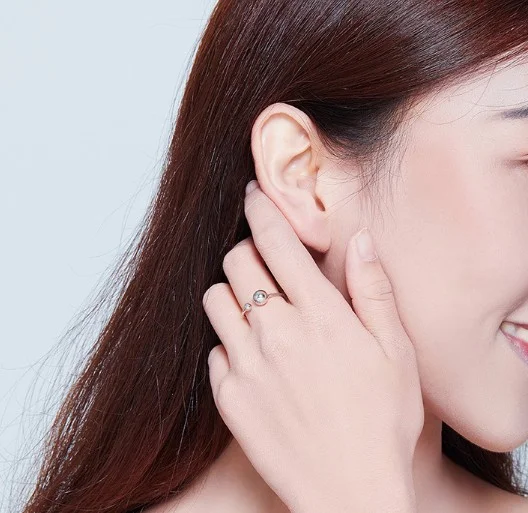 Bague à ouverture boule, tendance et simple. Un bijou élégant et moderne, parfait pour un usage quotidien et facile à associer.