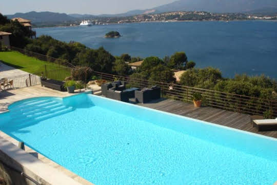 Maison avec piscine en bord de mer