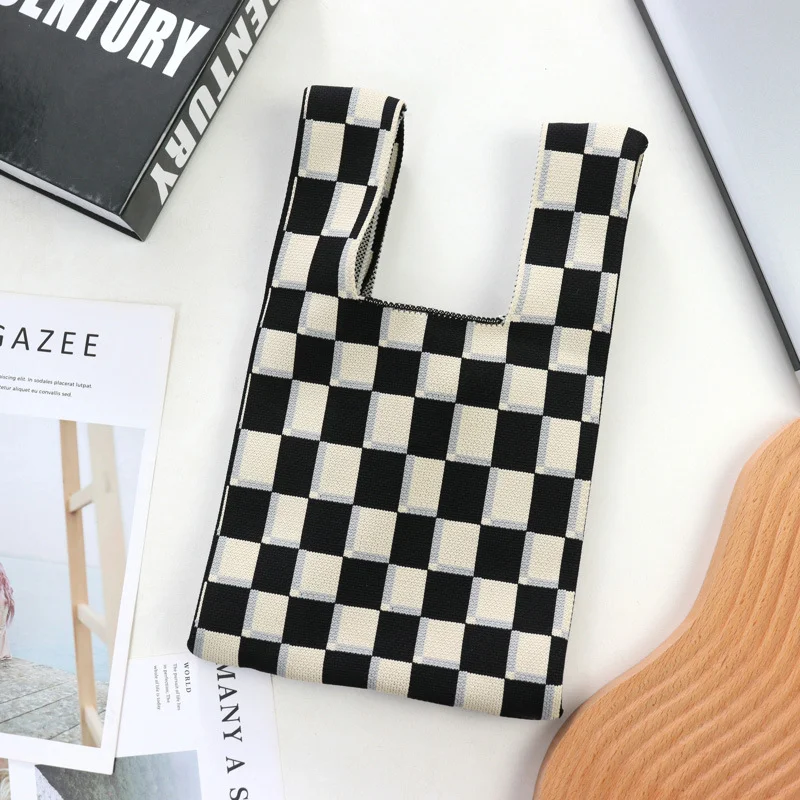 Bolsa feminina de ombro trançada Black And White Color Match, design moderno e elegante, ideal para looks casuais e sofisticados.