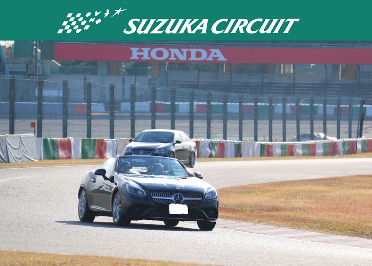 SLCの鈴鹿サーキットクルーズ・Red BullHONDAに関するカスタム事例の投稿画像1枚目
