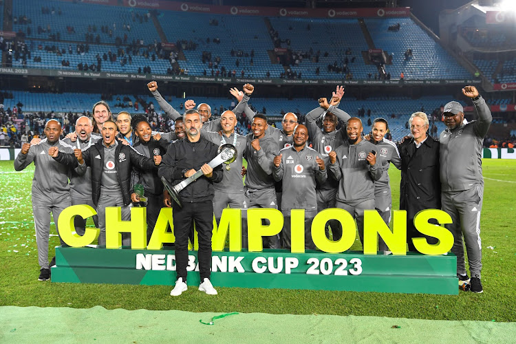 奥兰多海盗主教练何塞Riveiro庆祝他的技术团队在南非莱利银行杯决赛对阵Sekhukhune曼联Loftus同日体育场3月27日,2023年。