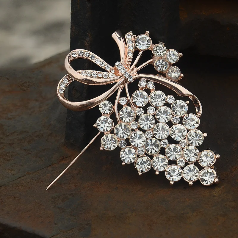 Broche de uva con diamantes para mujer Adorno sofisticado con brillo. Elegancia atemporal para realzar tu estilo diario. Joyería fina para ocasiones especiales.