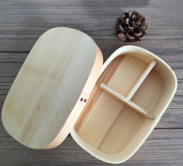 Handgemaakte Japanse sushi box van gespleten hout, ideaal voor het serveren en presenteren van verse sushi met elegantie en authenticiteit.