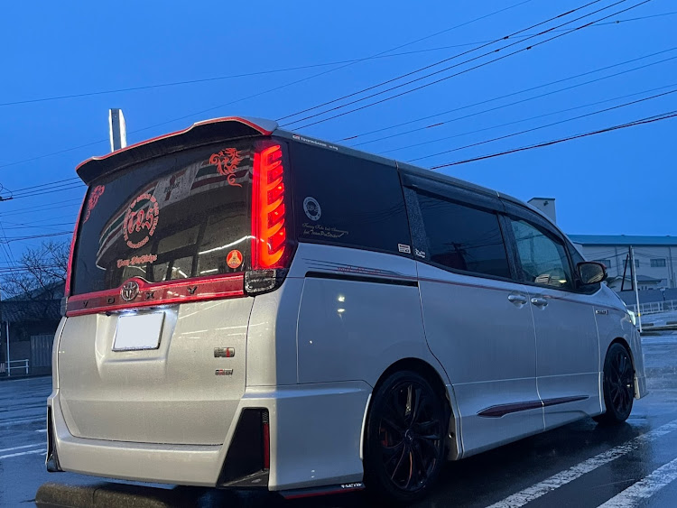 ヴォクシーのチームピンスト・ダークレッド・No.001・Ryugen Styleに関するカスタム事例の投稿画像1枚目