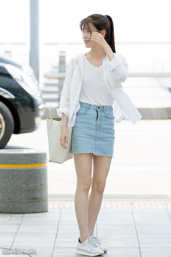 Here's How IU's Staff Takes Her Pictures So She Looks 180cm Tall - Koreaboo