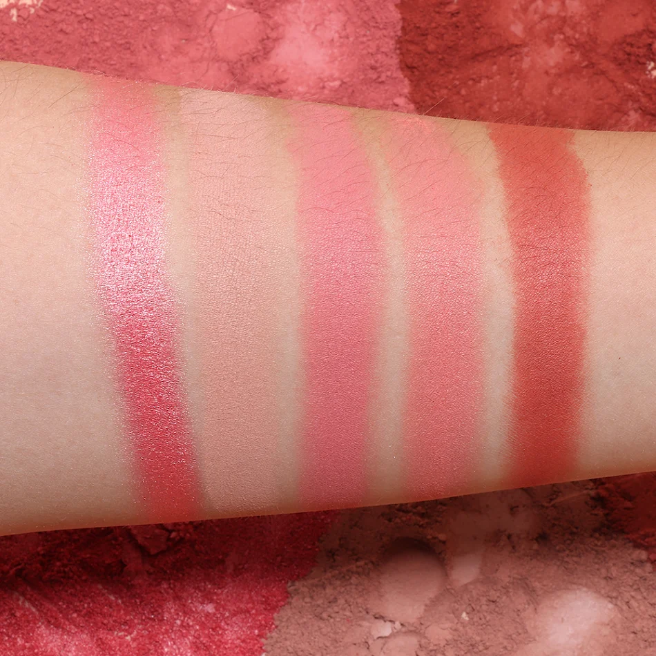 Paleta do rumieńca Rouge Blush pięć kolorów matowych i perłowych dla promiennych policzków o naturalnym i trwałym efekcie.