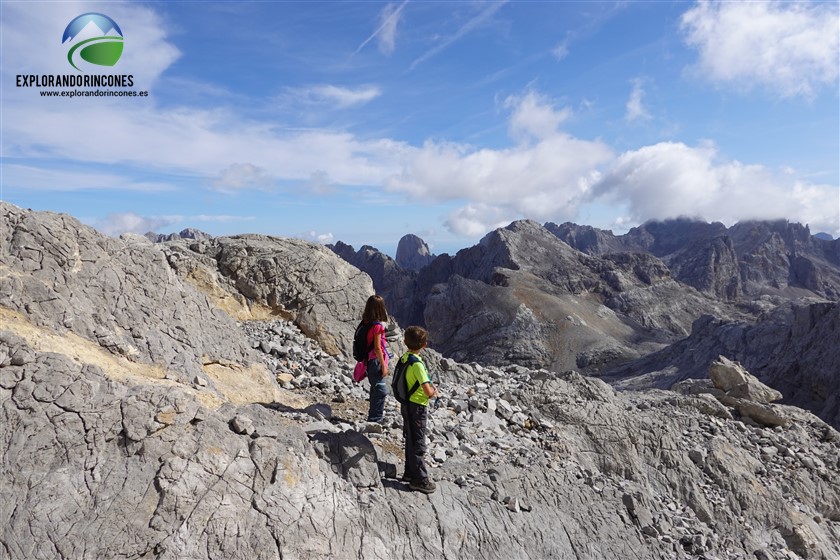 Torre del Llambrión con Niños por la Chimenea en los Picos de Europa