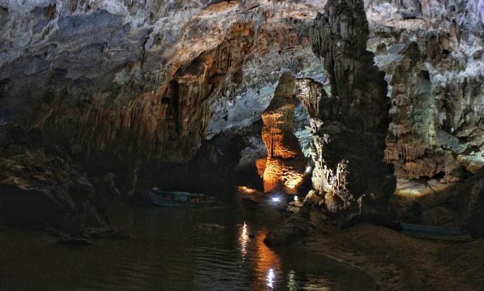 Bên trong động Phong Nha