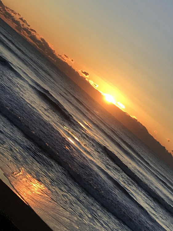 スカイラインの新年のご挨拶・初日の出・穏やかな一年のスタート・元旦が誕生日・今年もよろしくお願いしますに関するカスタム事例の投稿画像1枚目