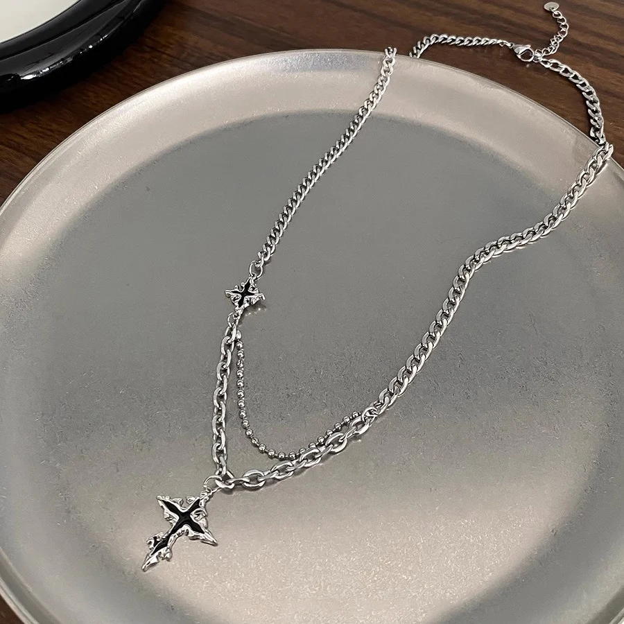 Donkere kruis ketting heren mode accessoire, stijlvol design voor een opvallende look. Druk je individualiteit uit met deze ketting.