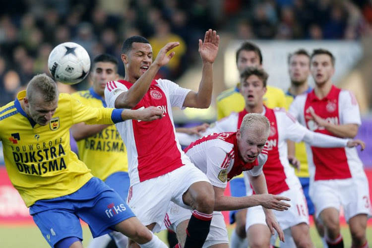 Ajax wint in Leeuwarden en zet PSV onder druk