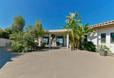 Seaside villa with pool 4