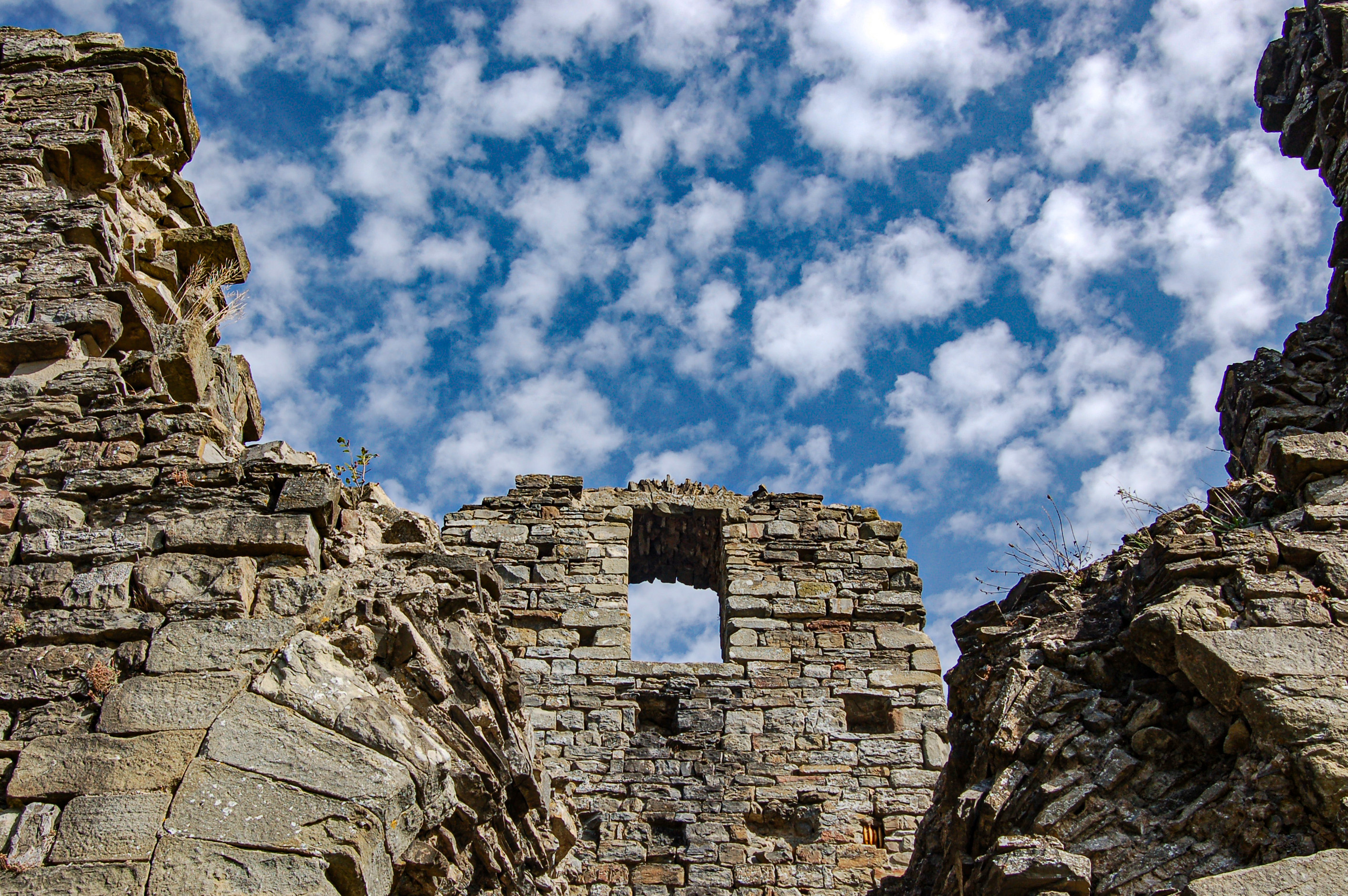 ...e per soffitto il tetto di cielo della Rocca Cerbaia, Cantagallo, Prato. di pieralisa