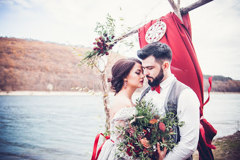 Fotógrafo de casamento Mikhail Savinov (photosavinov). Foto de 1 de dezembro 2016