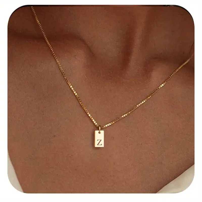 Colar feminino com pingente quadrado de aço inoxidável com 26 letras gravadas, resistente à corrosão, um presente único.