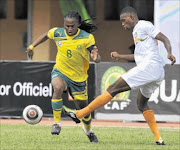 CRUNCH TIME: Bafana Bafana striker Siphiwe Tshabalala vies for the ball with a Niger player during their Africa Cup of Nations 2012 qualifying match, in Niamey early this month. Niger won 2-1. Bafana will play Sierra Leone in the final qualifier on October 8 in Nelspruit. Photo: AFP