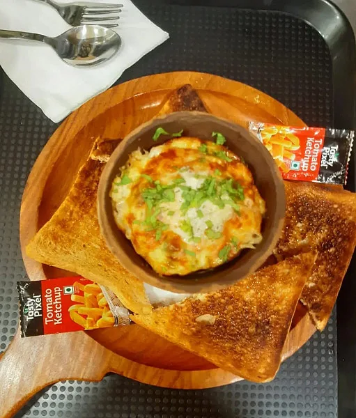 Kullad Omlette With Toast And Butter
