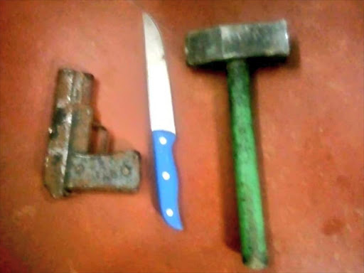 A homemade gun, kitchen knife and a hammer recovered after a suspected thug was shot dead in Thika, Tuesday, November 20, 2018. /DCI