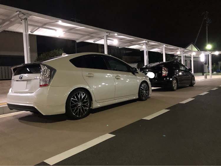プリウスのコラボ撮影・30プリウス前期・車高調整・エムズガレージに関するカスタム事例の投稿画像1枚目
