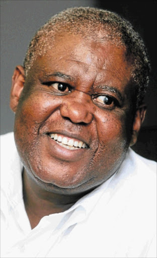 GIVING BACK : Former Safa president Molefi Oliphant