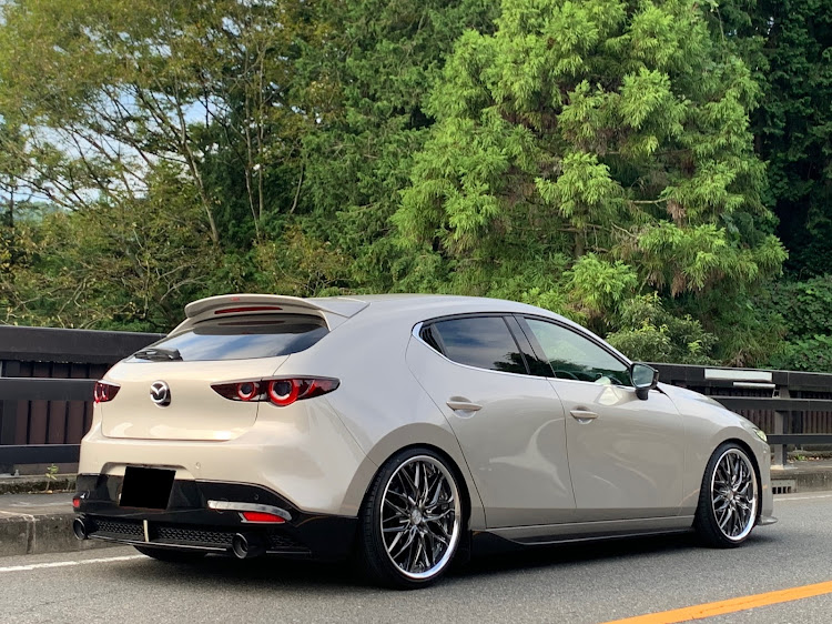 MAZDA3のSCHWERT QUELL・ガレージベリー・プラチナクォーツメタリック・ブリリアントシルバーブラックに関するカスタム事例の投稿画像3枚目