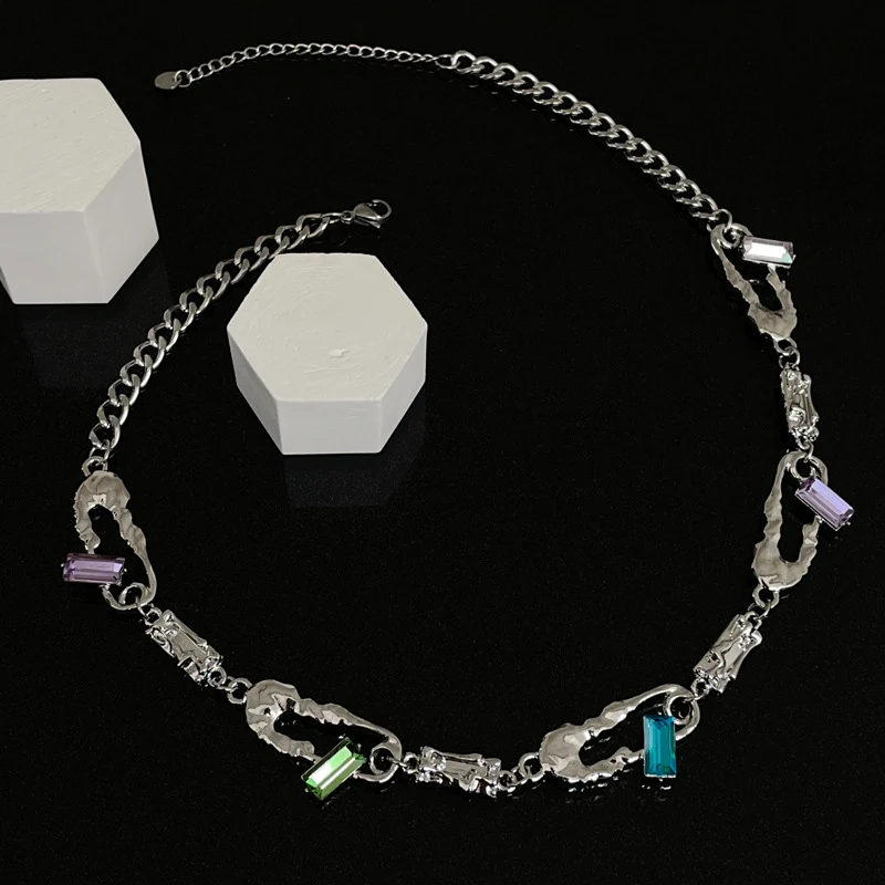 Colar com alfinete de costura de cristais coloridos e personalidade doce e cool. Adicione um toque vibrante e estiloso ao seu visual!