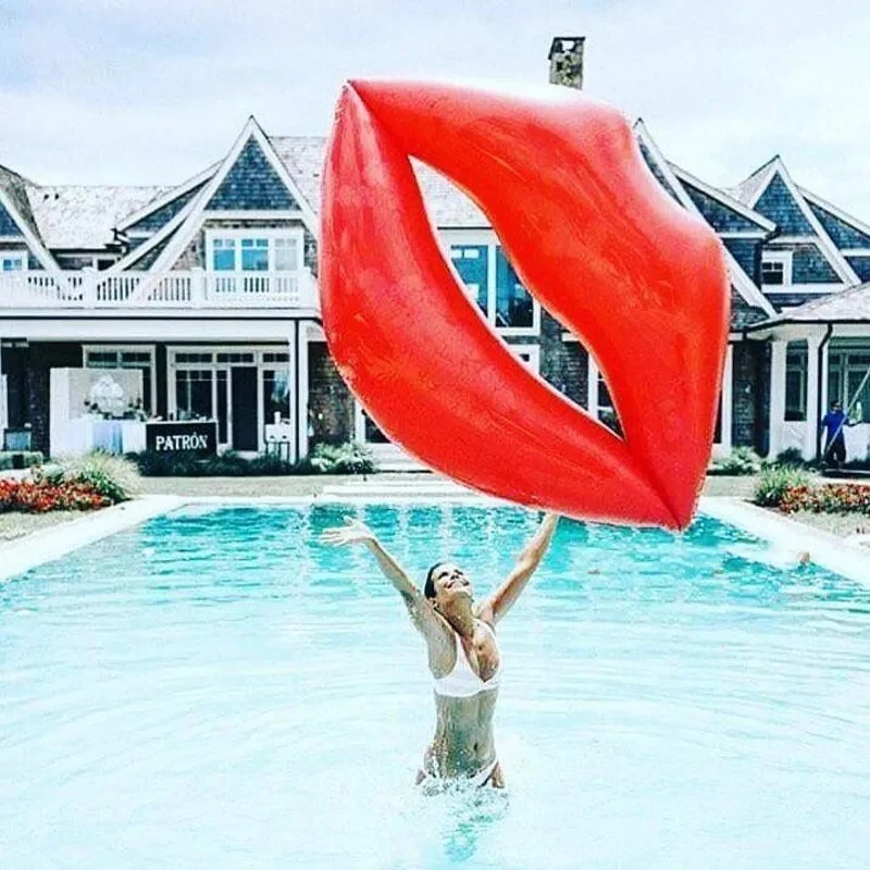Opblaasbare rode lippen zwemband, perfect voor plezier in het zwembad. Relax en dobber op het water, een zomerse must-have!