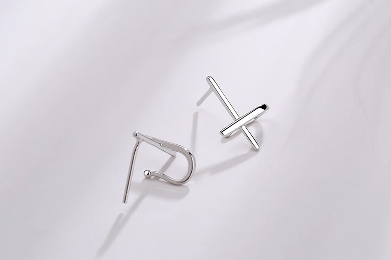 Boucles d'oreilles croix personnalité Ligne croix Simples, un accessoire discret et élégant pour afficher votre foi.