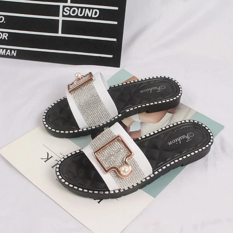 Flat-bottomed daily casual sandals and slippers for everyday wear. Comfortable, versatile, and stylish footwear perfect 
