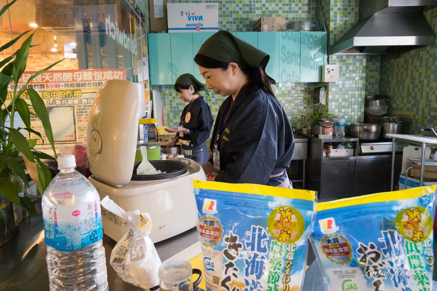 ミニおにぎりを握る墓田さん、長谷さん