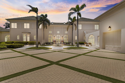 Villa facade with landscaped garden - Prestige house for sale in Naples, 6 bedrooms