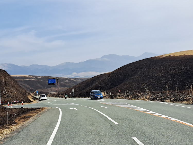 エクストレイルの今日の逆さ阿蘇・野焼き後の阿蘇・阿蘇の道中の景色に関するカスタム事例の投稿画像15枚目