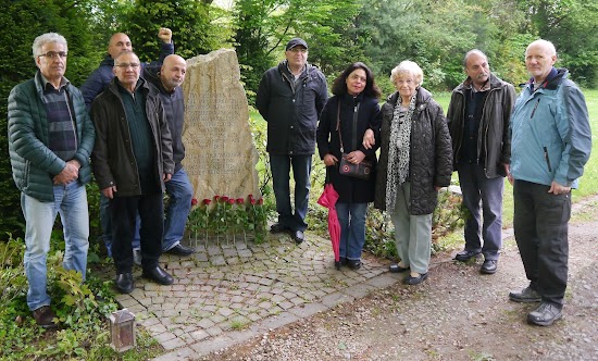 Gedenkende vor dem Mahnmal.