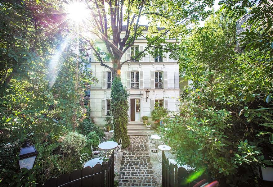 An Insider’s Guide To Paris' Montmartre Neighborhood