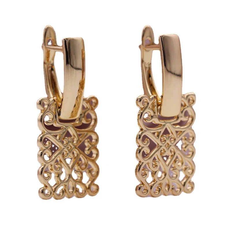 Nouveaux boucles d'oreilles carrées géométriques creuses françaises. Élégance et style assurés pour toutes occasions, légères et parfaites pour sublimer votre look.