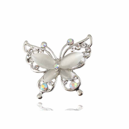 Title 2, Broche papillon coréen orné de diamants, un acc...