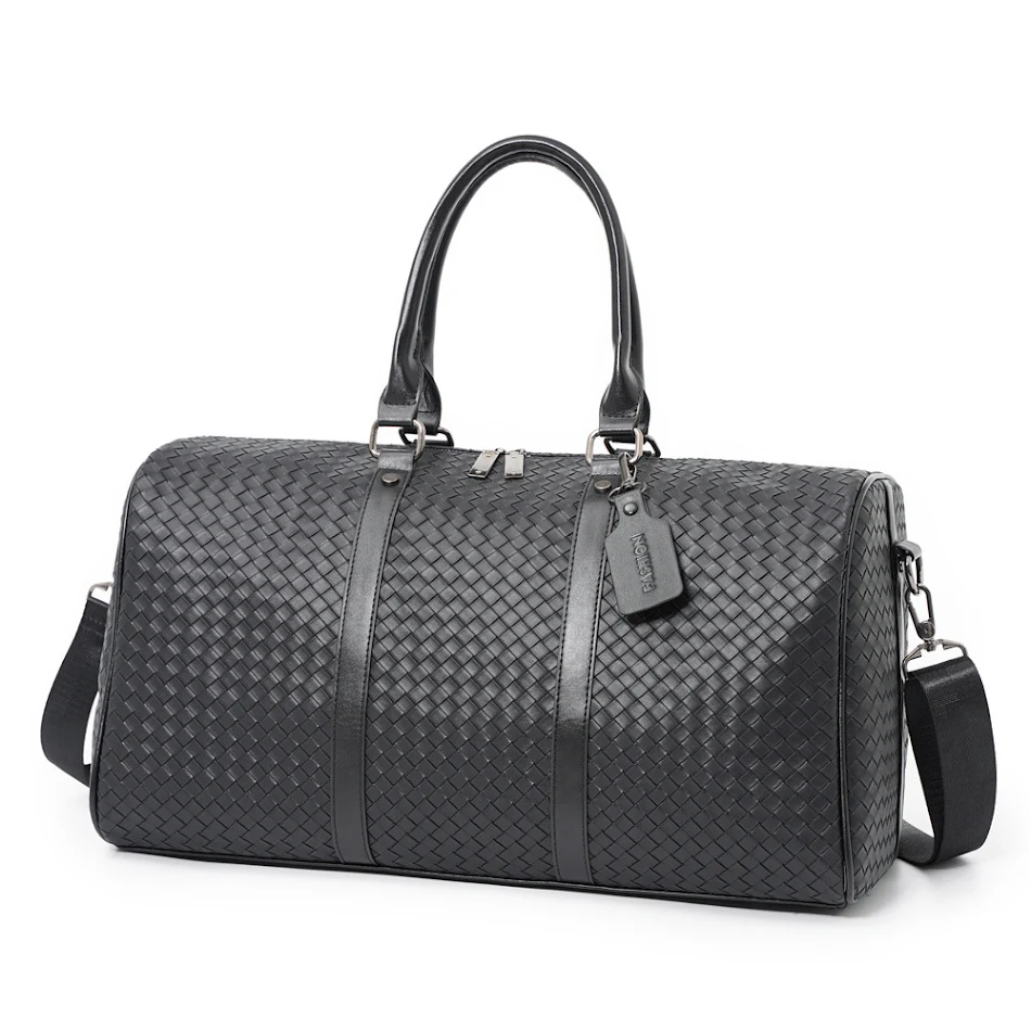 Bolsa de viagem transversal e de ombro com textura trançada em relevo, espaçosa e elegante, perfeita para transportar tudo com conforto.