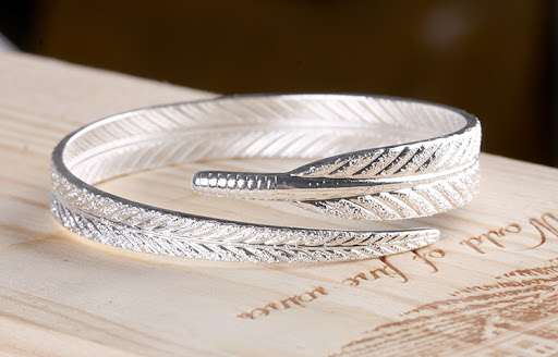 Title 21, Bracelet réglable de plumes dange