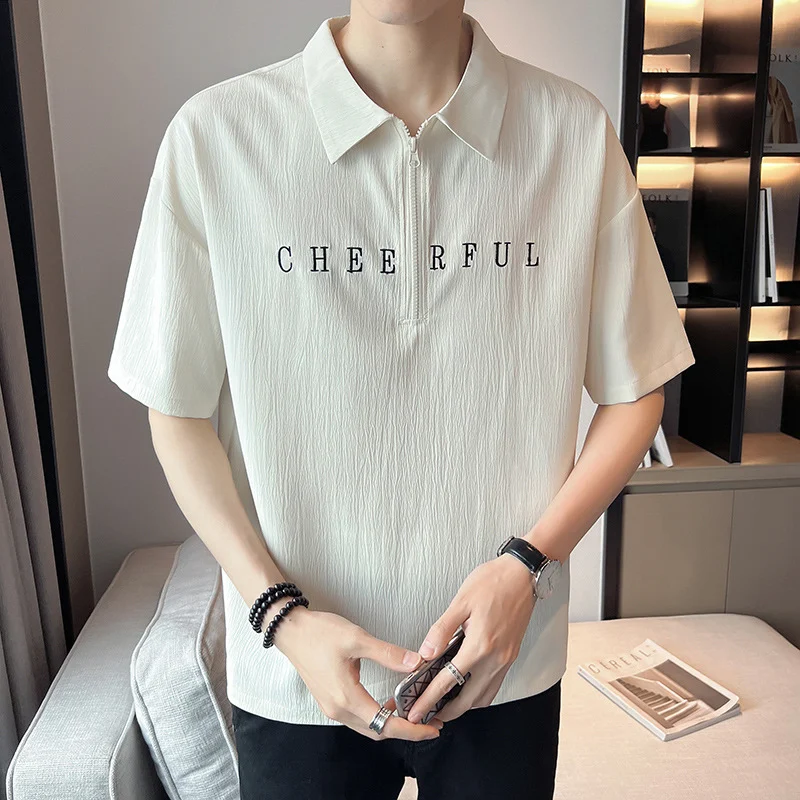 Camiseta polo fina de manga corta con estampado de letras, cuello solapa, ideal para un look casual y fresco en verano.