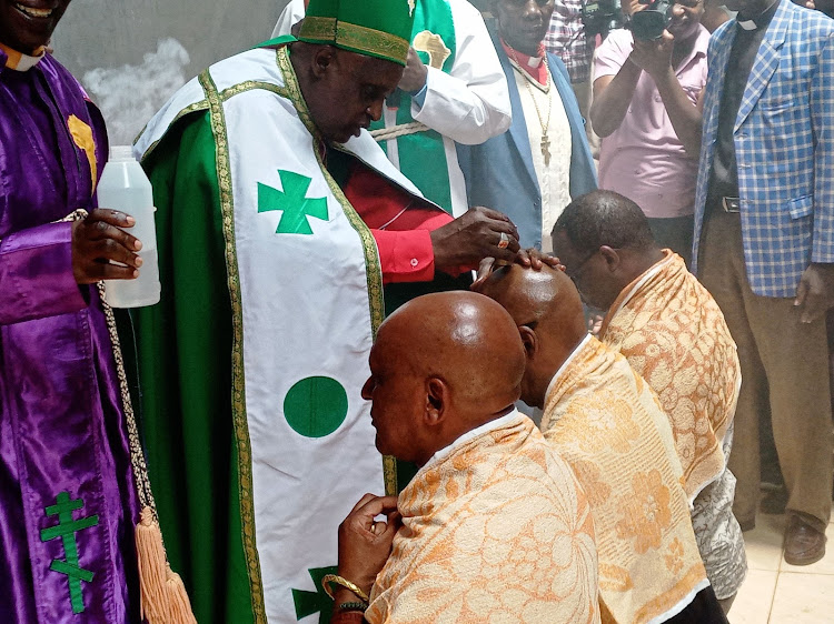 AIPCA Kutus bishop Peter Mwangi anoints Safina presidential candidate Peter Wanjigi and other local leaders during a Sunday service held at the church