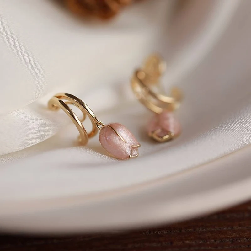 Boucles d'oreilles élégantes en forme de tulipe, style français, émail dégoulinant, sans perçage. Pour une grâce florale et un charme intemporel.