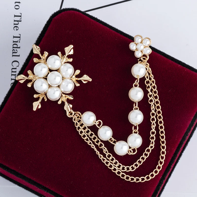 Modieuze sneeuwvlokbroche van legering met ketting – voeg een vleugje elegantie en feestelijke flair toe aan je dagelijkse of feestelijke outfit.