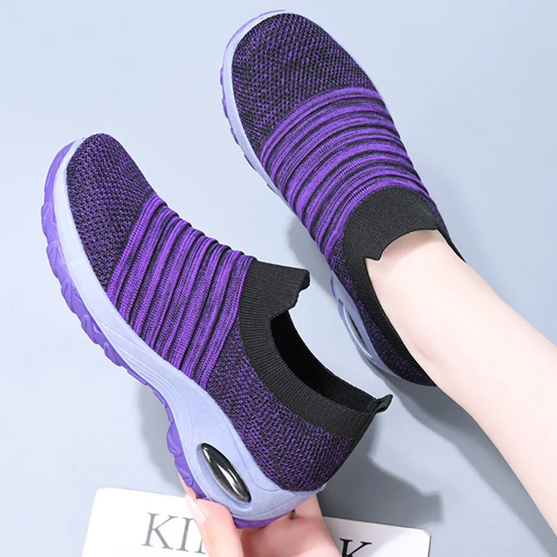 Sneakers femme mode slip-on grande taille. Chaussures confortables et élégantes pour femmes. Idéales pour un look décontracté et tendance.